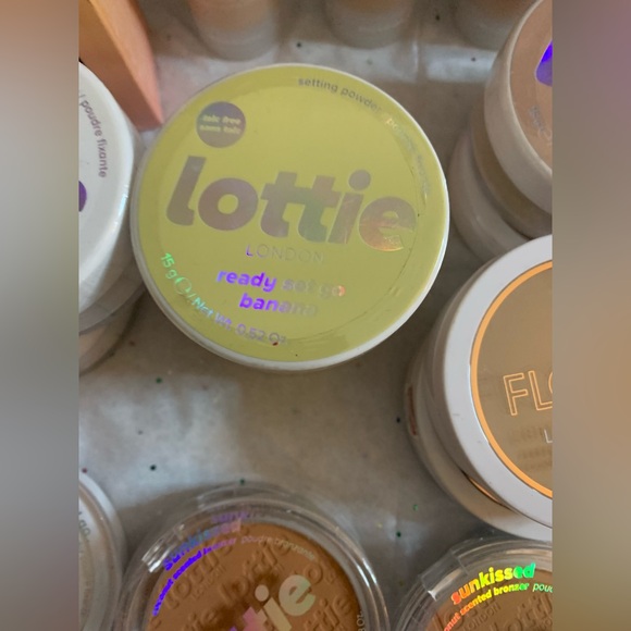 Banana Setting Powder - Picture 1 of 2